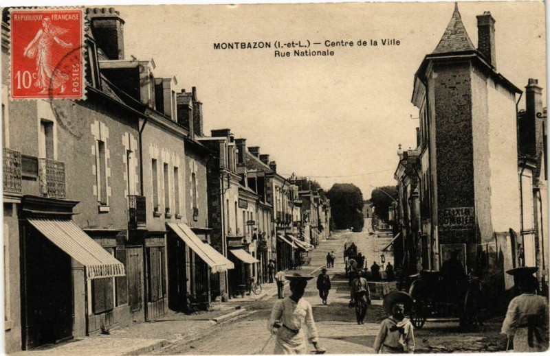 Carte postale ancienne Montbazon - Centre de la Ville - Rue Nationale à Montbazon