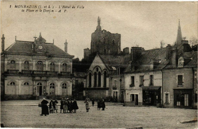 Carte postale ancienne Montbazon - L'Hotel de Ville - la Place et le Donjon à Montbazon