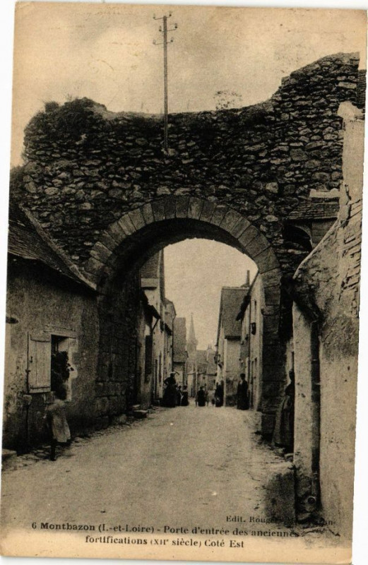 Carte postale ancienne Montbazon(I.-et -Loire)-Porte d'entrée des anciennes fortifications à Montbazon