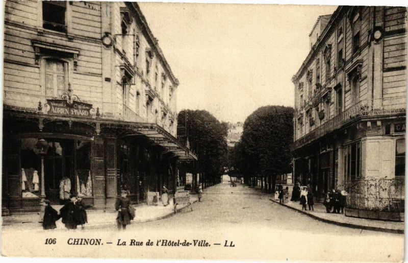 Carte postale ancienne Chinon - La Rue de l'Hotel-de-Ville à Chinon