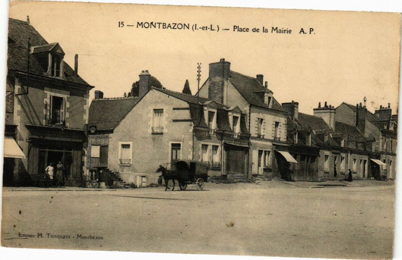Carte postale ancienne Montbazon - Place de la Mairie à Montbazon