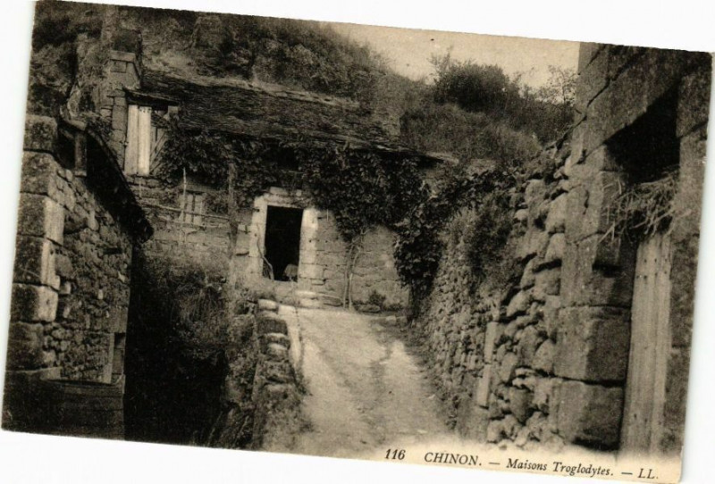 Carte postale ancienne Chinon - Maisons Troglodytes à Chinon