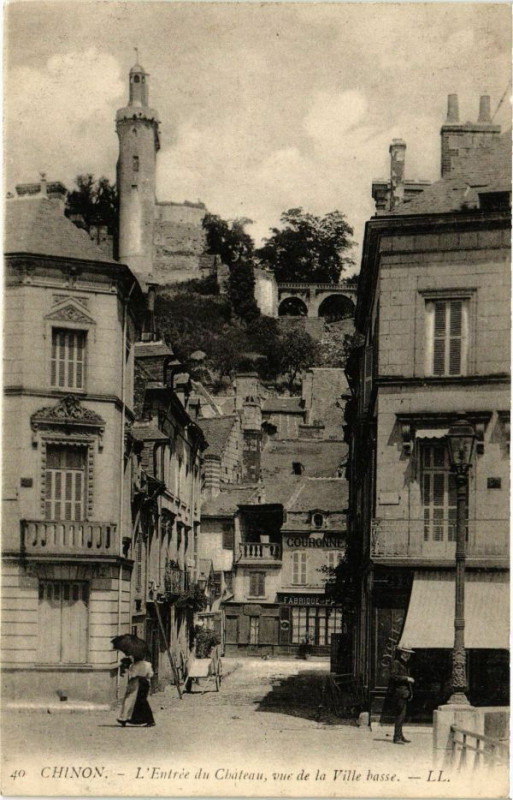 Carte postale ancienne Chinon - L'Entrée du Chateau vue de la Ville basse à Chinon