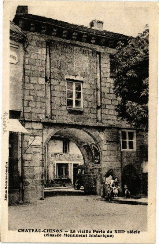 Carte postale ancienne Chateau-Chinon - La vieille Porte du Xiii siécle (classée Monument à Chinon