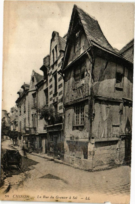 Carte postale ancienne Chinon - La Rue du Grenier a Sel à Chinon