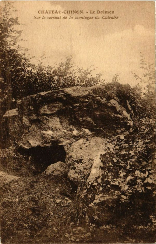 Carte postale ancienne Chateau-Chinon-Le Dolmen-sur-le versant de la montagne du Calvaire à Chinon
