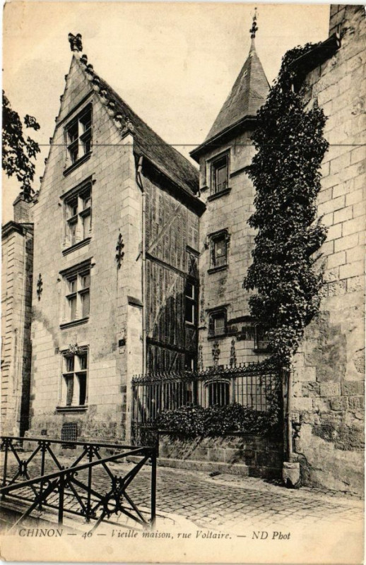 Carte postale ancienne Chinon - Vieille maison rue Voltaire à Chinon
