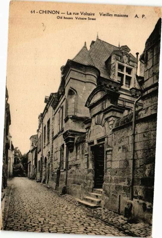Carte postale ancienne Chinon - La rue Voltaire - Veilles Maisons à Chinon