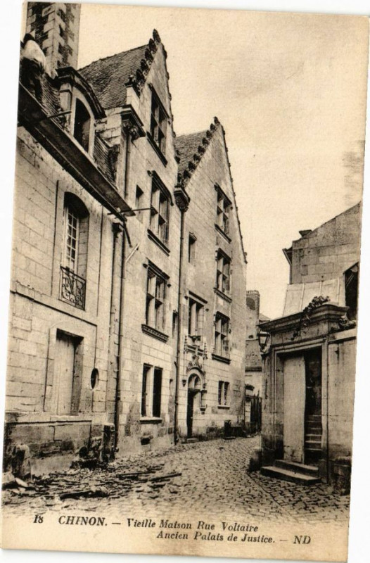 Carte postale ancienne Chinon - Vieille Maison Rue Voltaire - Ancen Palais de Justice à Chinon