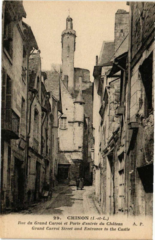 Carte postale ancienne Chinon - Rue du Grand Carroi et Porte d'entrée du Chateau à Chinon