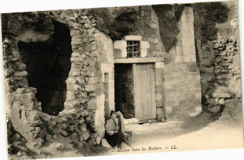 Carte postale ancienne Chinon - Maison dans les Rochers à Chinon