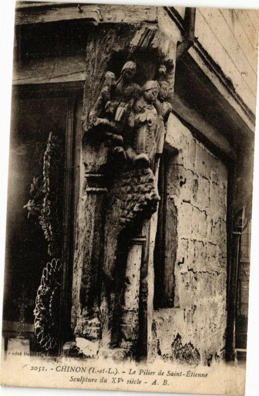 Carte postale ancienne Chinon - Le Pilier de St-Etienne sculpture de Xv s à Chinon