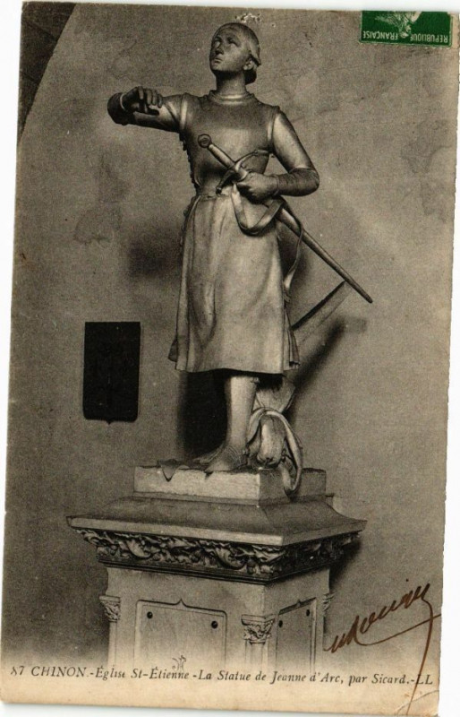 Carte postale ancienne Chinon - Eglise St-Etienne-La Statue de Jeanne d'Arc par Sicard à Chinon