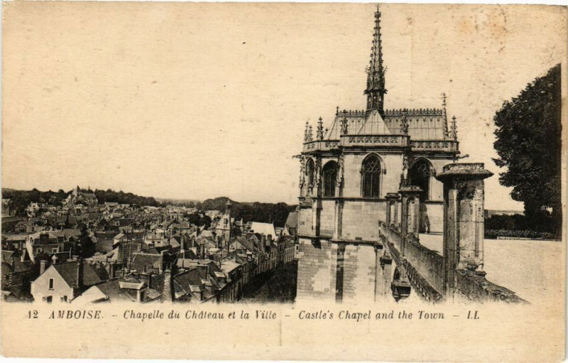 Carte postale ancienne Amboise - Chapelle du Chateau et la Ville - Castle's Chapel and the à Amboise