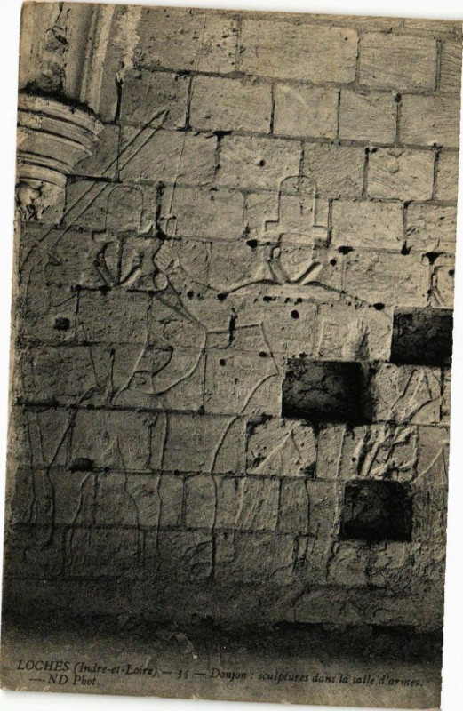 Carte postale ancienne Loches - Donjon sculpture dans la salle d'ouvres à Loches