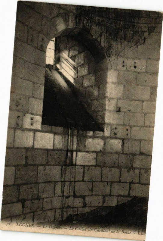 Carte postale ancienne Loches - Le Donjon - Le Cachot du Cardinal de la Balue à Loches