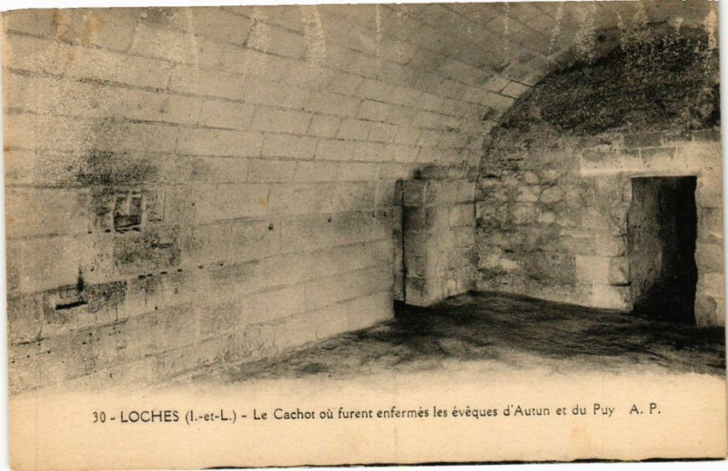 Carte postale ancienne Loches - Le Cachot ou furent enfermés les évéques d'Aurun à Loches