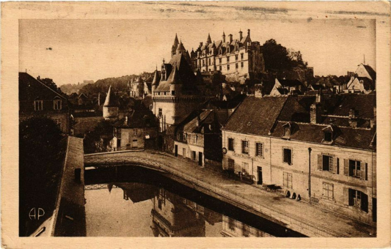 Carte postale ancienne Loches - Chateau Royal (Mon.hist Xii et Xv s) et Porte.. à Loches