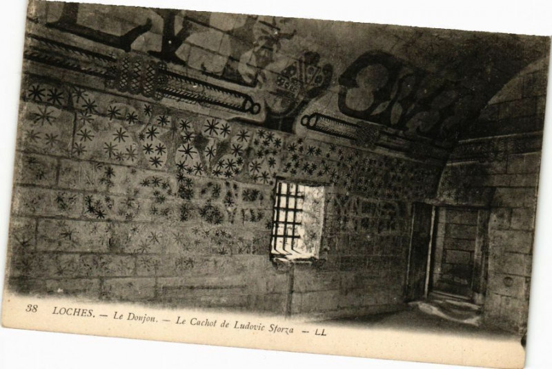 Carte postale ancienne Loches - Le Donjon - Le Cachot de Ludovic Sforza à Loches