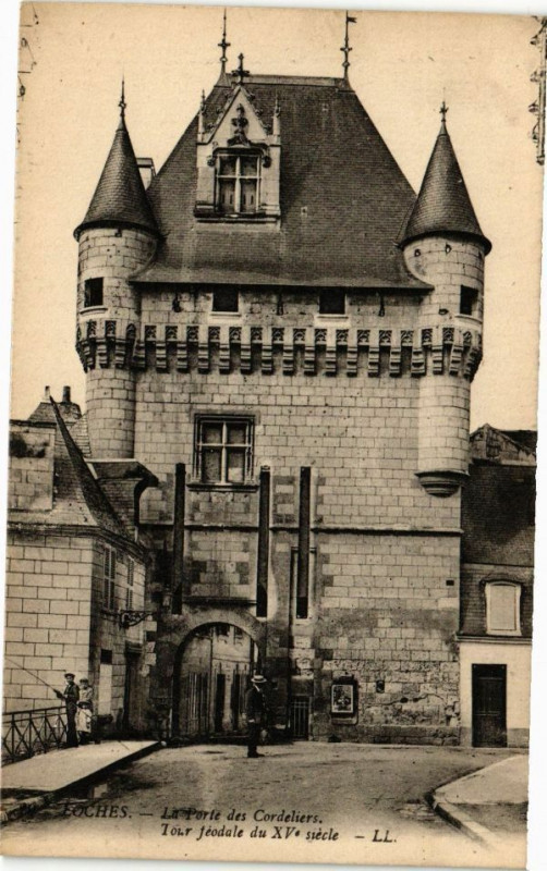 Carte postale ancienne Loches - La Porte des Cordeliers Tour féodale du Xv siécle à Loches