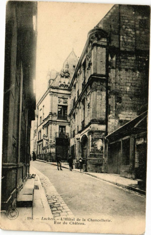 Carte postale ancienne Loches - L'Hotel de la Chancellerie - Rue du Chateau à Loches