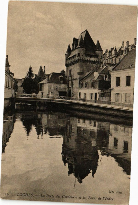 Carte postale ancienne Loches - La Porte des Cordeliers et les Bords de l'ndre à Loches