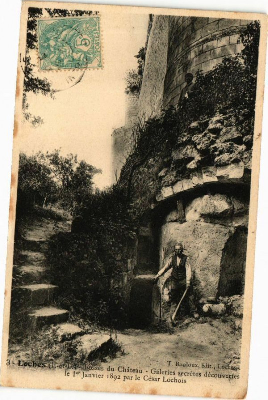 Carte postale ancienne Loches - hossés du Chateau - Galeries secrétes découvertes à Loches