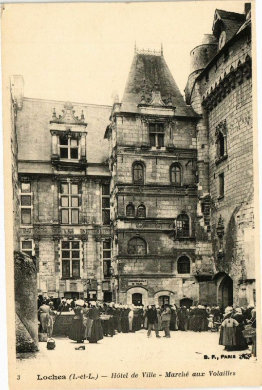Carte postale ancienne Loches - Hotel de Ville - Marché aux Volailles à Loches
