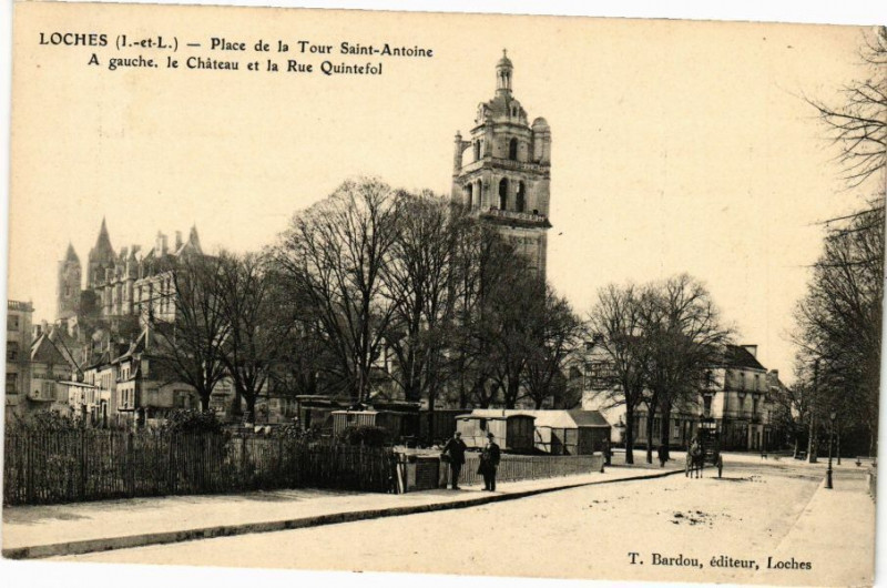 Carte postale ancienne Loches - Place de la Tour St-Antoine - A gauche à Loches