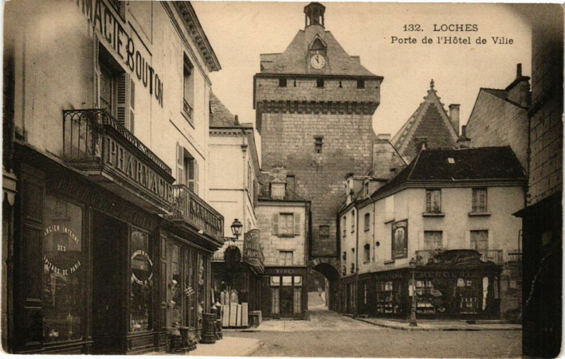 Carte postale ancienne Loches - Porte de l'Hotel de Ville à Loches