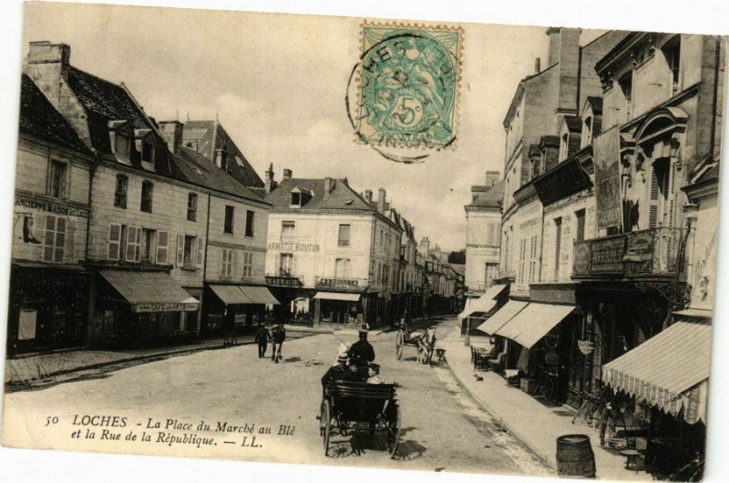 Carte postale ancienne Loches - La Place du Marché au Blé et la Rue de la République à Loches