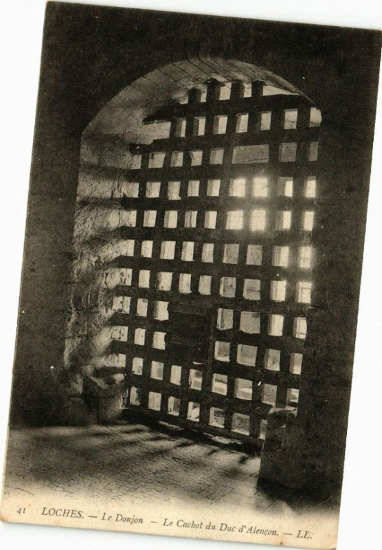 Carte postale ancienne Loches - Le Donjon - Le Cachot du Duc d'Alencon à Loches
