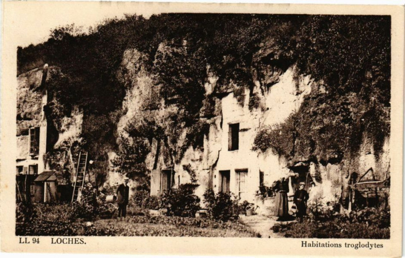 Carte postale ancienne Loches - Habitations troglodytes à Loches