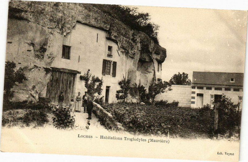 Carte postale ancienne Loches - Habitations Troglodytes (Mauviere) à Loches