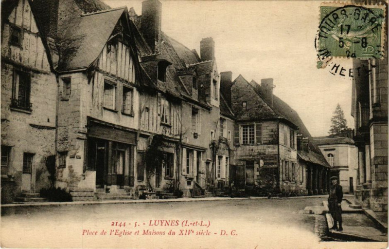 Carte postale ancienne Luynes - Place de l'Eglise et Maisons du Xiv siécle à Luynes