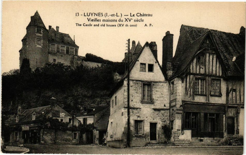Carte postale ancienne Luynes - Le Chateau - Vieilles maisons du Xv siécle à Luynes