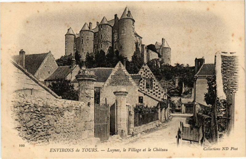 Carte postale ancienne Env. de Tours - Luynes le Village et le Chateau à Tours