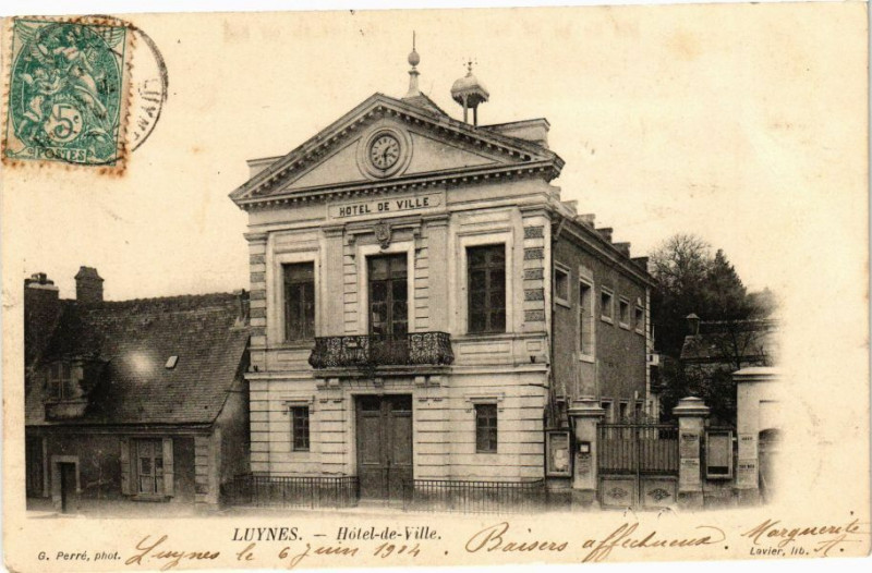 Carte postale ancienne Luynes - Hotel - de-Ville à Luynes