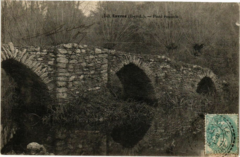 Carte postale ancienne Esvres - Pont romain à Esvres