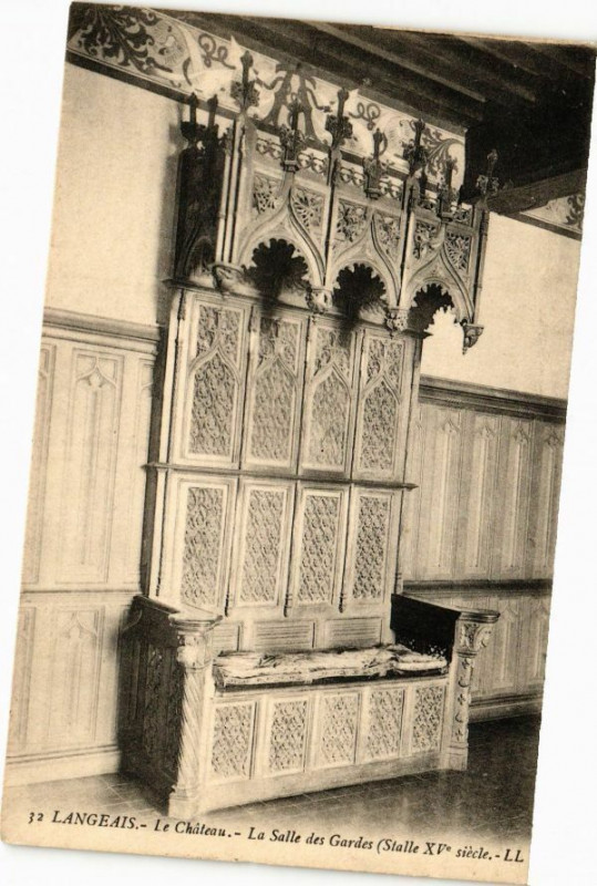 Carte postale ancienne Langeais - Le Chateau - La Salle des Gardes (Stalle Xv siécle) à Langeais