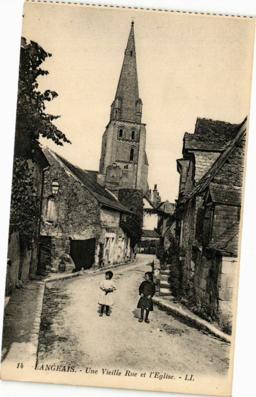 Carte postale ancienne Langeais - Une Vieille Rue et l'Eglise à Langeais