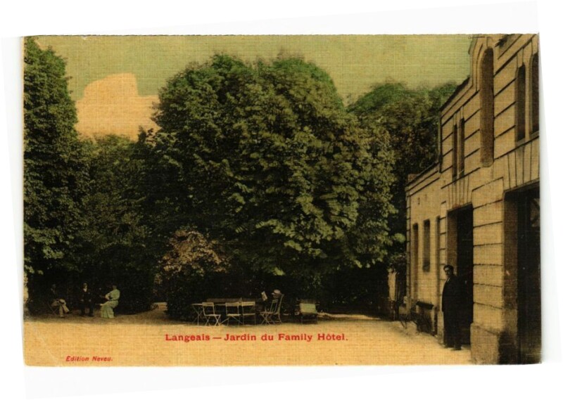 Carte postale ancienne Langeais - Jardin du Family Hotel à Langeais