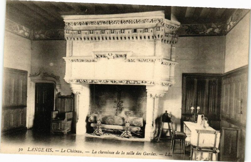 Carte postale ancienne Langeais - Le Chateau-La chemine de la salle des Gardes à Langeais