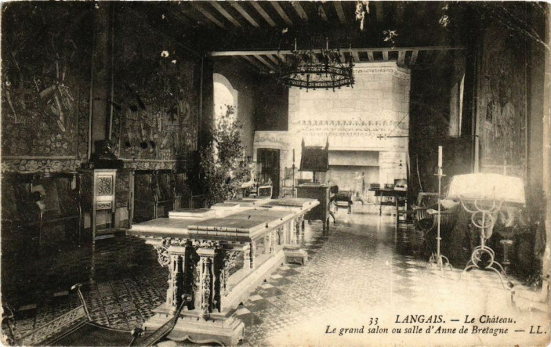 Carte postale ancienne Langeais - Le Chateau - Le grand salon ou salle d'Anne de Bretagne à Langeais