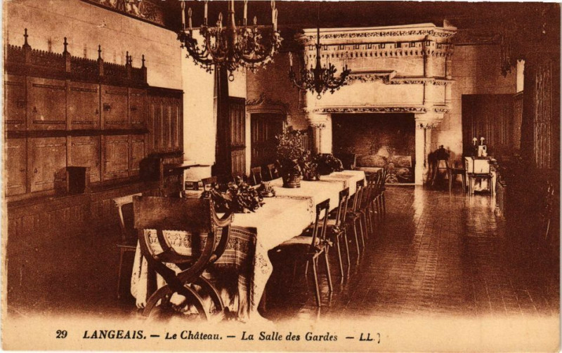 Carte postale ancienne Langeais - Le Chateau - La Salle des Gardes à Langeais