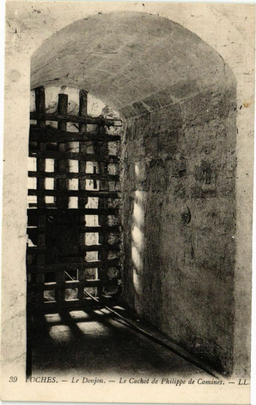 Carte postale ancienne Loches - Le Donjon - Le Cachot de Philippe de Comines à Loches