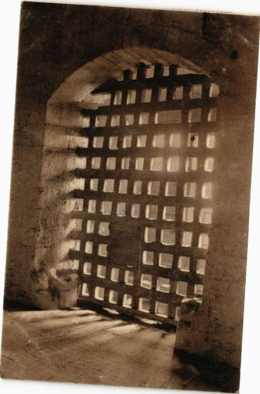 Carte postale ancienne Loches - Le Donjon - Le Cachot du Duc'Aencons à Loches