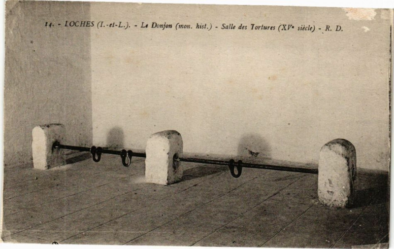Carte postale ancienne Loches - Le Donjon (mon.hist) - Salle des Tortures.. à Loches
