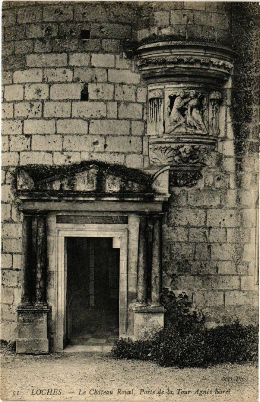 Carte postale ancienne Loches - Le Chateau Royal Porte de la Tour Apres Sorél à Loches