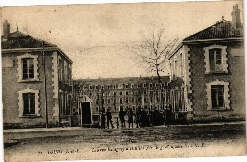 Carte postale ancienne Tours - Caserne Baraguey-d'Hilliers (66 Rég d'infanterie) à Tours
